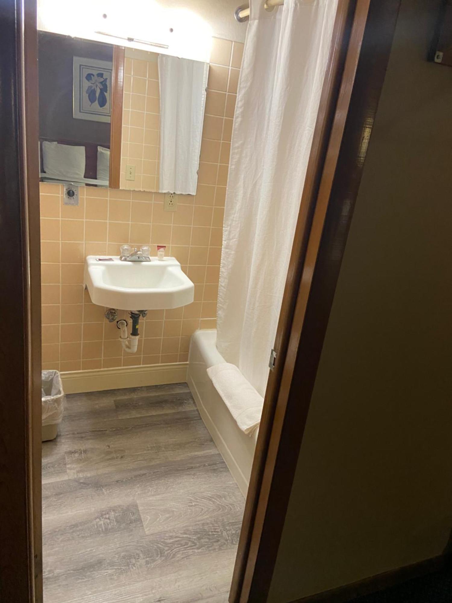 Colonial Inn Dyersville Ngoại thất bức ảnh