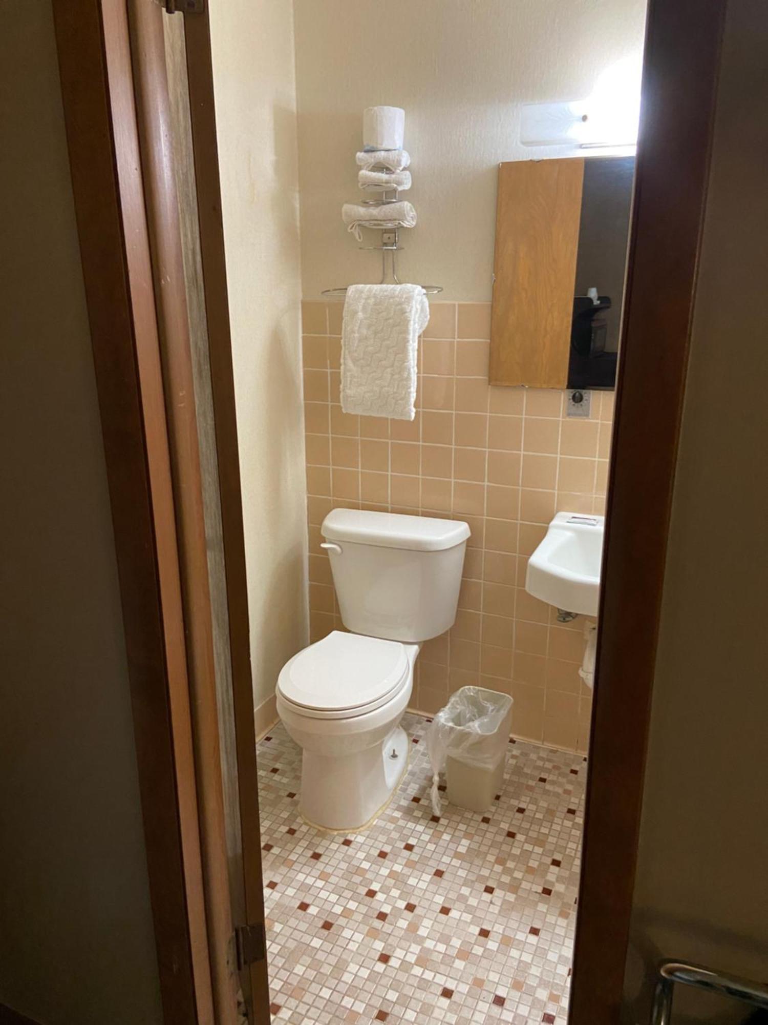 Colonial Inn Dyersville Ngoại thất bức ảnh
