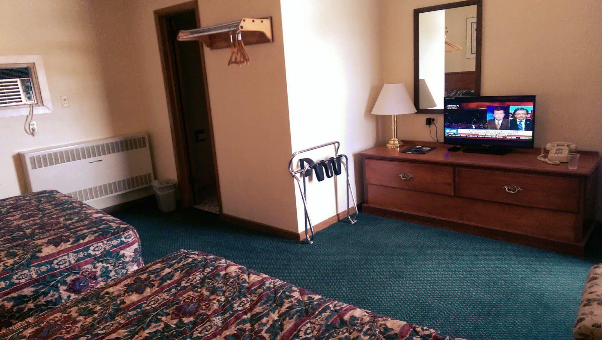 Colonial Inn Dyersville Ngoại thất bức ảnh